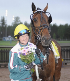 Jennifer Persson och Queasy blev vårt första segerekipage i monté på svensk mark. Foto; ALN Pressbild
